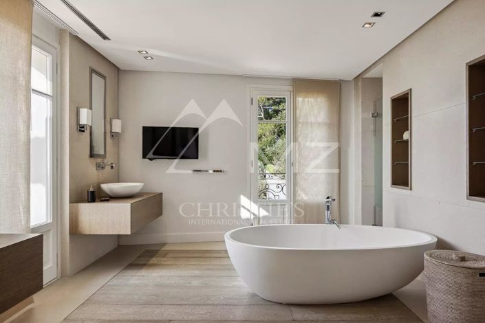 Image No.9-8 Bed House for sale