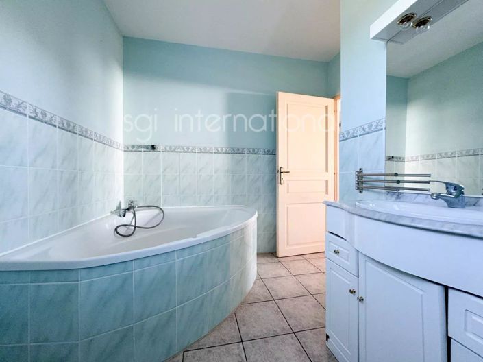 Image No.10-3 Bed House for sale