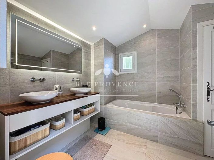 Image No.16-5 Bed House for sale