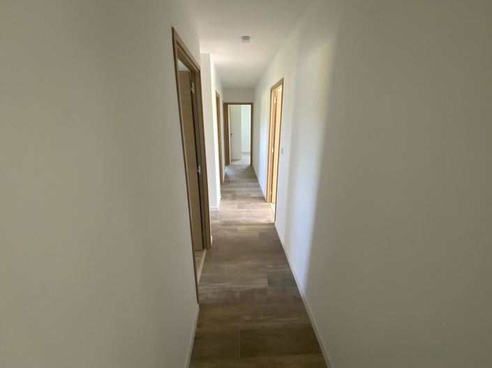 Image No.9-5 Bed House for sale