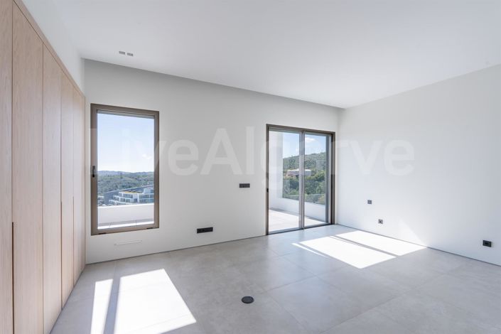 Image No.18-3 Bed House for sale