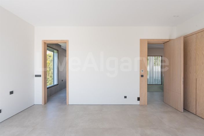 Image No.19-3 Bed House for sale