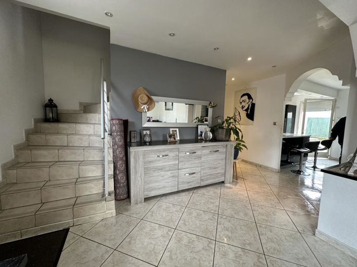 Image No.1-4 Bed House for sale