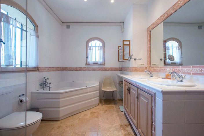 Image No.17-5 Bed House for sale