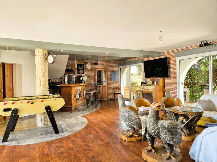 Image No.24-7 Bed House for sale