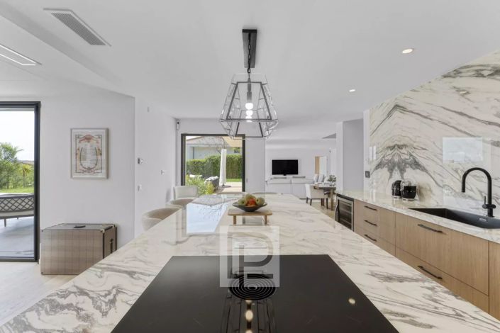 Image No.4-4 Bed House for sale