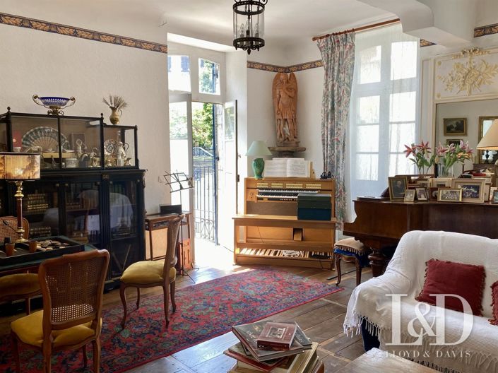 Image No.6-10 Bed House for sale