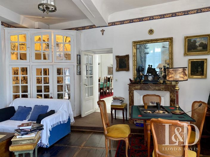 Image No.7-10 Bed House for sale