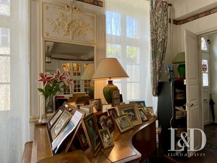 Image No.8-10 Bed House for sale