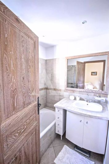 Image No.10-5 Bed House for sale