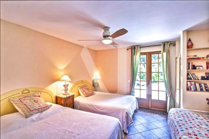 Image No.11-5 Bed House for sale