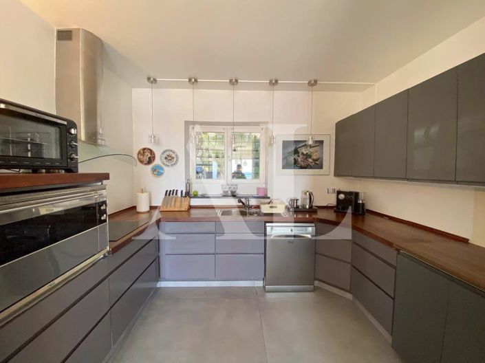 Image No.6-5 Bed House for sale