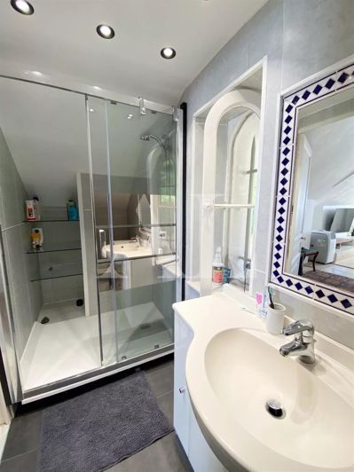 Image No.8-5 Bed House for sale