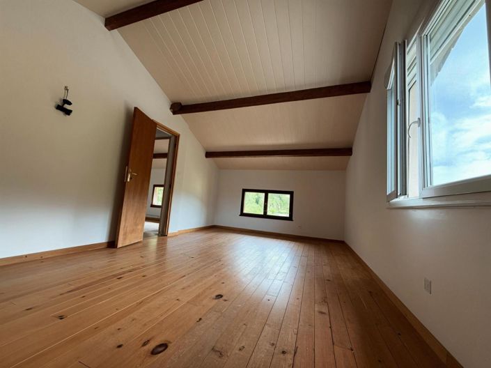 Image No.8-6 Bed House for sale