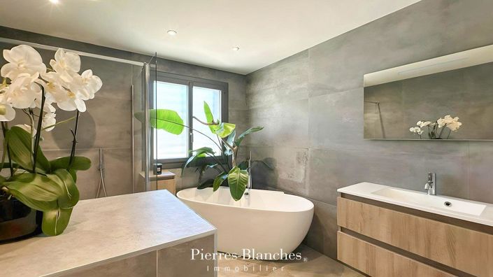 Image No.7-5 Bed House for sale