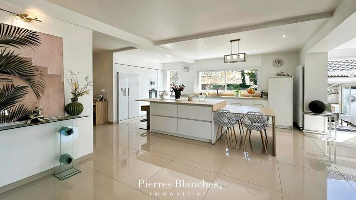 Image No.5-8 Bed House for sale