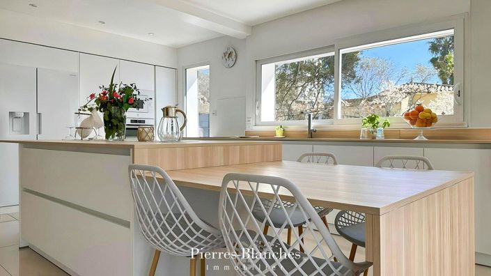 Image No.6-8 Bed House for sale