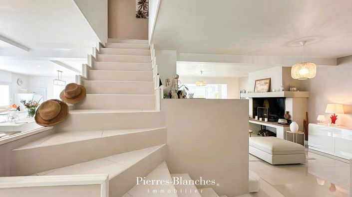 Image No.7-8 Bed House for sale