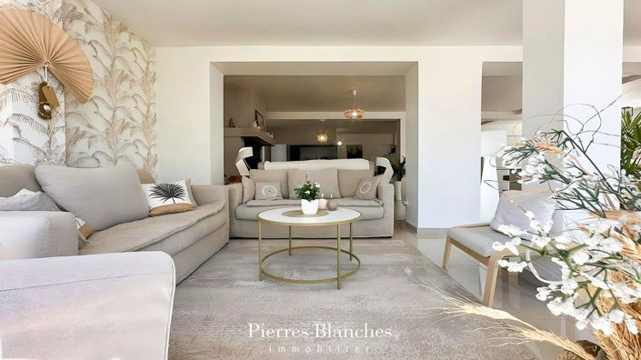 Image No.8-8 Bed House for sale