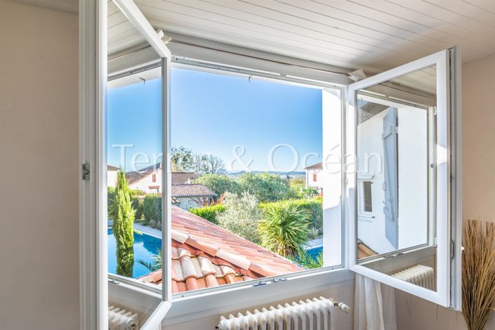 Image No.17-6 Bed House for sale