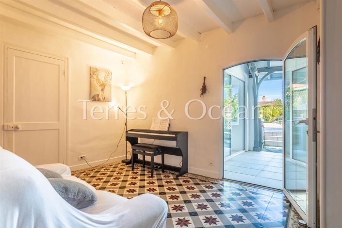 Image No.6-6 Bed House for sale