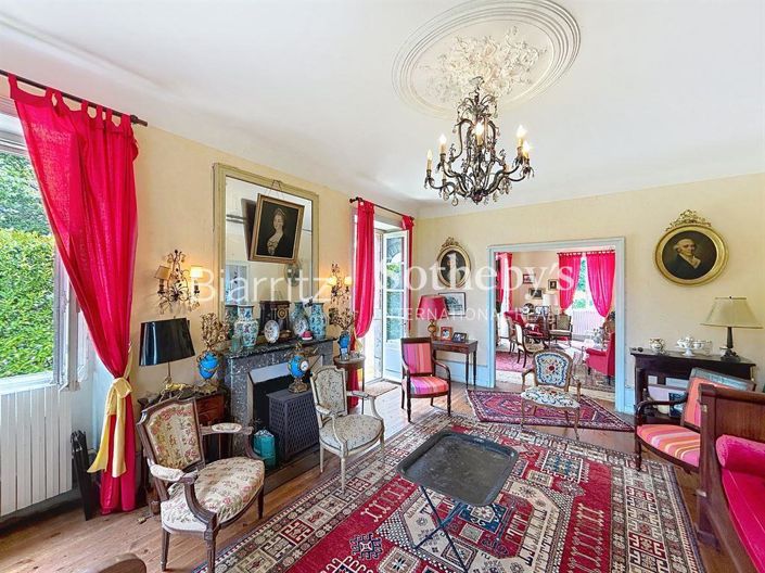 Image No.8-5 Bed House for sale