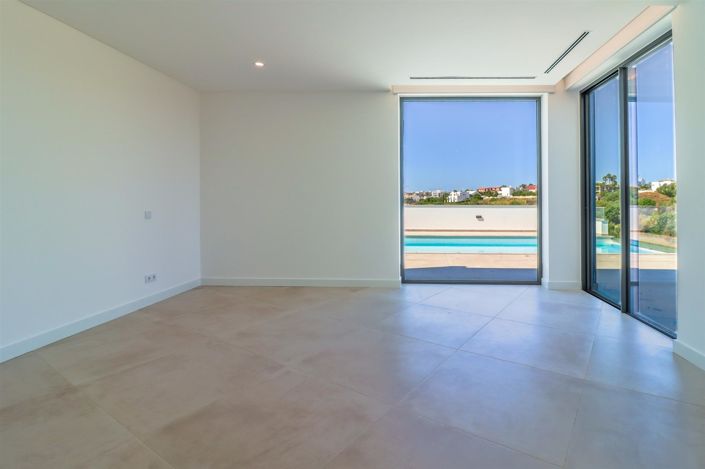 Image No.12-4 Bed House for sale