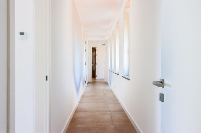Image No.25-4 Bed House for sale