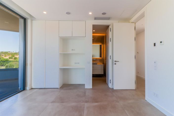 Image No.27-4 Bed House for sale