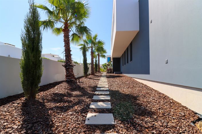 Image No.6-4 Bed House for sale