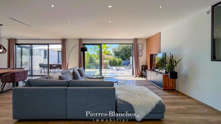 Image No.6-5 Bed House for sale