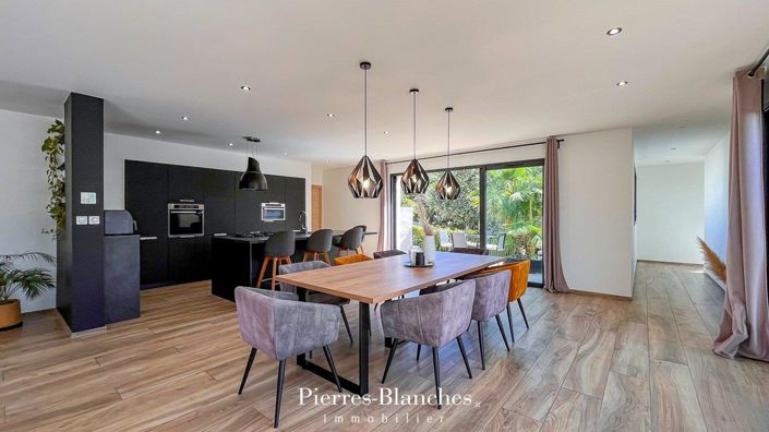 Image No.7-5 Bed House for sale