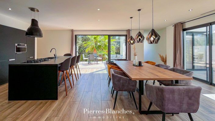 Image No.8-5 Bed House for sale