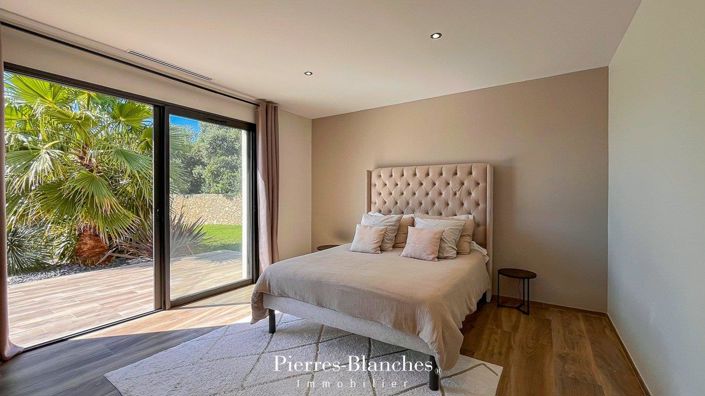 Image No.9-5 Bed House for sale