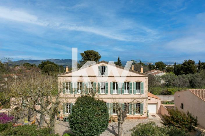 Image No.1-5 Bed Property for sale