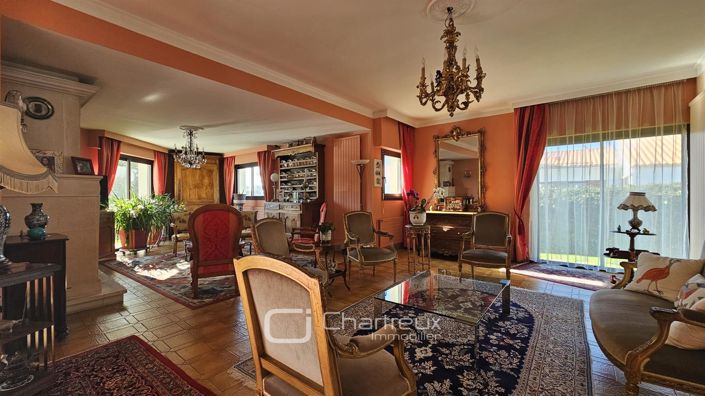 Image No.8-6 Bed House for sale