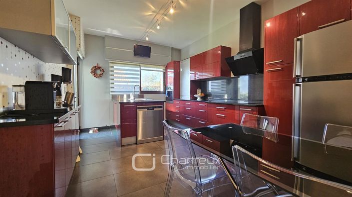 Image No.9-6 Bed House for sale