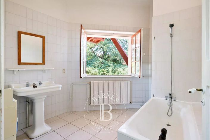 Image No.19-11 Bed House for sale