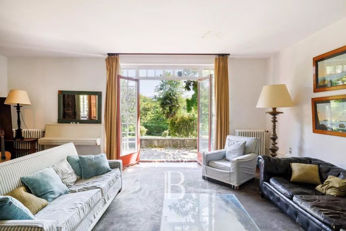 Image No.5-11 Bed House for sale