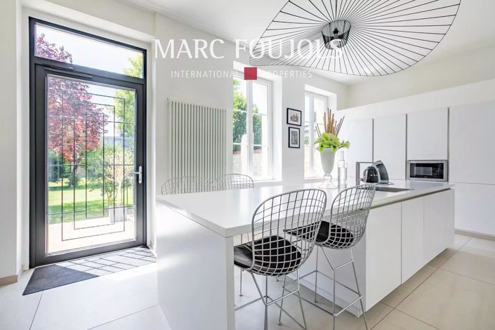 Image No.8-10 Bed House for sale