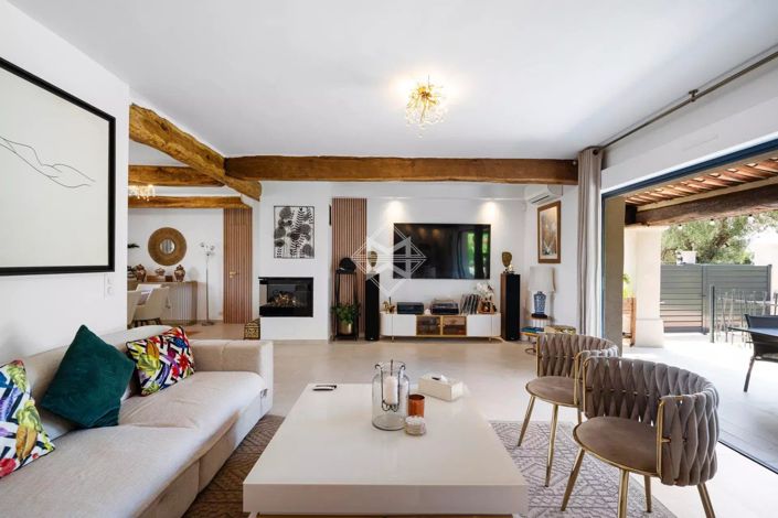 Image No.4-6 Bed House for sale