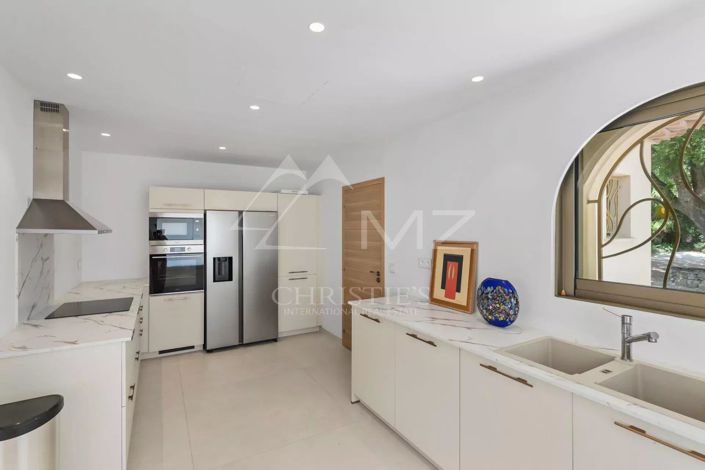 Image No.9-5 Bed House for sale