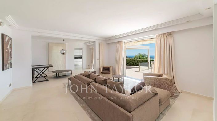 Image No.8-5 Bed House for sale