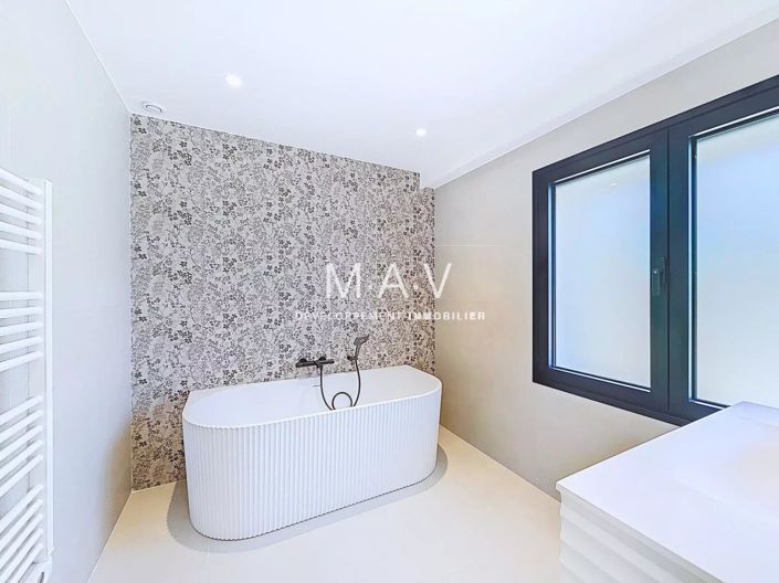 Image No.18-5 Bed House for sale