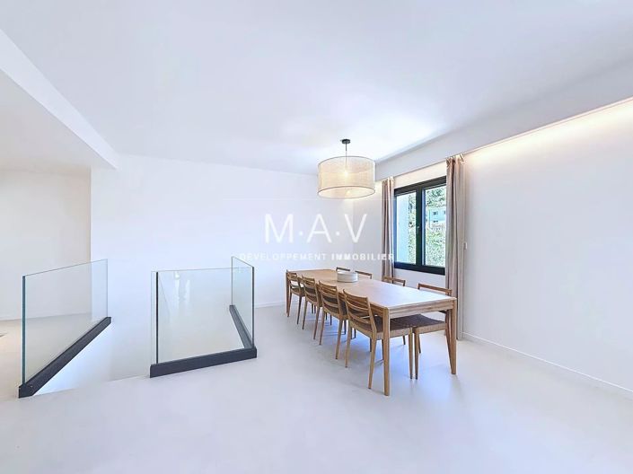 Image No.24-5 Bed House for sale