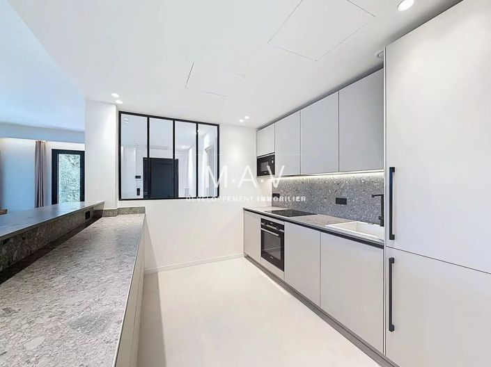 Image No.8-5 Bed House for sale