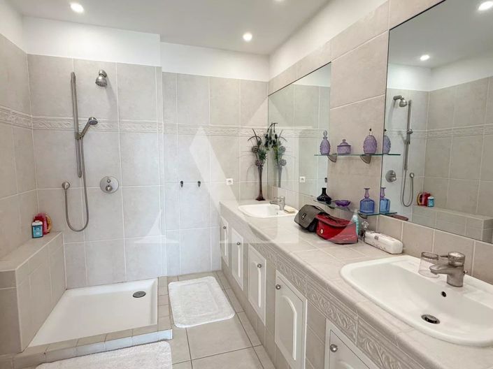 Image No.11-3 Bed House for sale