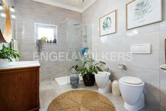 Image No.18-4 Bed House for sale