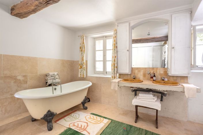 Image No.17-9 Bed Property for sale