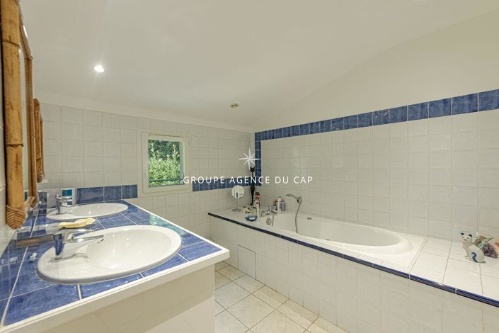 Image No.12-4 Bed House for sale